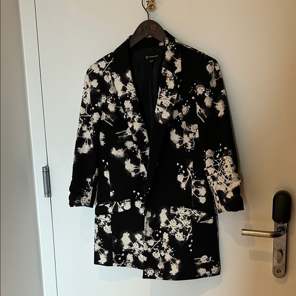 INC International Concepts Black and White Floral 3/4 Blazer